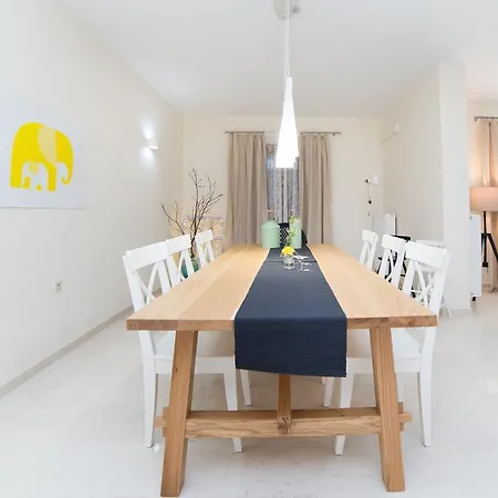 Elia Apartment *